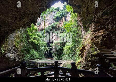 Erschreckende Schlucht und Diehong-Brücke in der Jiuxiang-Schlucht und am Caves National Geopark in Jiuxiang Yi und Hui Ethnic Autonomous Township, Kunming, China. Stockfoto