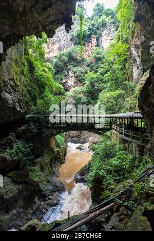 Erschreckende Schlucht und Diehong-Brücke in der Jiuxiang-Schlucht und am Caves National Geopark in Jiuxiang Yi und Hui Ethnic Autonomous Township, Kunming, China. Stockfoto