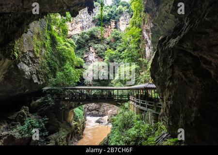 Erschreckende Schlucht und Diehong-Brücke in der Jiuxiang-Schlucht und am Caves National Geopark in Jiuxiang Yi und Hui Ethnic Autonomous Township, Kunming, China. Stockfoto