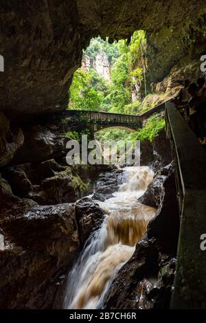 Erschreckende Schlucht und Diehong-Brücke in der Jiuxiang-Schlucht und am Caves National Geopark in Jiuxiang Yi und Hui Ethnic Autonomous Township, Kunming, China. Stockfoto