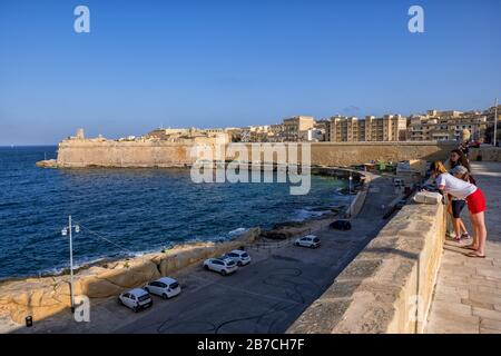 Das Meer liegt in der ummauerten Stadt Valletta, der Hauptstadt Maltas Stockfoto