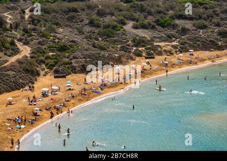Die Menschen entspannen sich an einem Strand in der Ghajn Tuffieha Bay auf Malta, von oben aus betrachtet Stockfoto