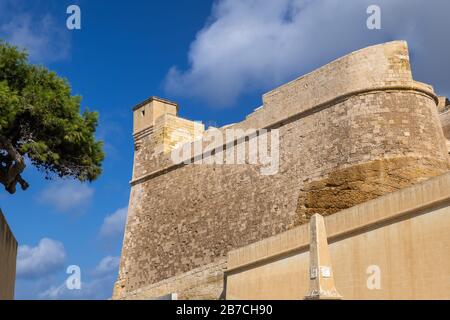 Cittadella-Befestigung in der Stadt Victoria (Rabat) auf der Gozo-Insel, Malta, Kalksteinadelle aus dem 15. Bis 17. Jahrhundert Stockfoto