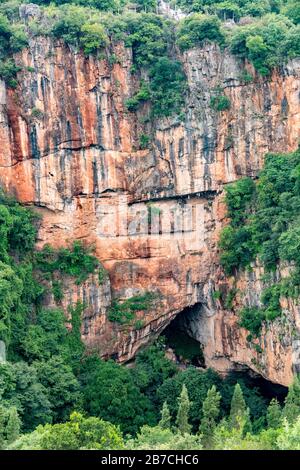 Luftaufnahme der Jiuxiang-Schlucht und des Höhleneingangs des Caves National Geopark in der Nähe von Kunming, Yunnan, China Stockfoto