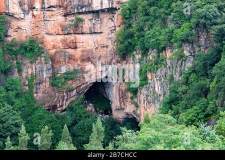 Luftaufnahme der Jiuxiang-Schlucht und des Höhleneingangs des Caves National Geopark in der Nähe von Kunming, Yunnan, China Stockfoto