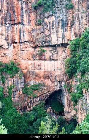 Luftaufnahme der Jiuxiang-Schlucht und des Höhleneingangs des Caves National Geopark in der Nähe von Kunming, Yunnan, China Stockfoto