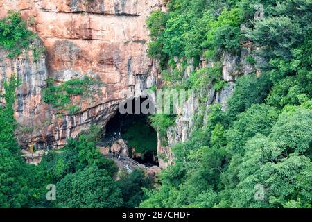 Luftaufnahme der Jiuxiang-Schlucht und des Höhleneingangs des Caves National Geopark in der Nähe von Kunming, Yunnan, China Stockfoto