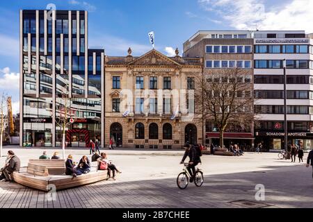 Fußgängerzone Schadowplatz mit Haus der Universität am Ko ...