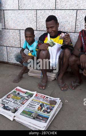 dh Zeitungsverkäufer MADANG PAPUA NEUGUINEA lokaler Mann verkauft Zeitungsverkäufer lächelnder Junge Stockfoto