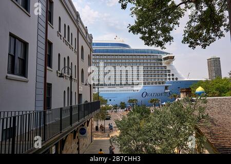 Ovation of the Seas ist ein Kreuzfahrtschiff der Quantum-Klasse im Besitz von Royal Caribbean International und das dritte Schiff ihrer Klasse. Stockfoto