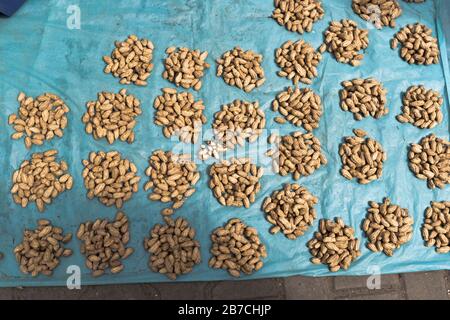 dh Gemüsemarkt Erdnüsse MADANG PAPUA NEUGUINEA arachis hypogäa gemahlene Nüsse Affenmutter auf Anzeige Stockfoto