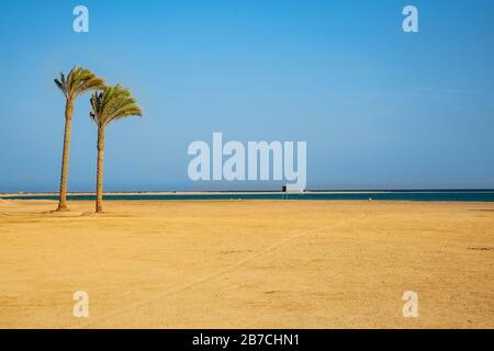 Sonniger Strand im Sommer mit Meer und blauem Himmel. Stockfoto