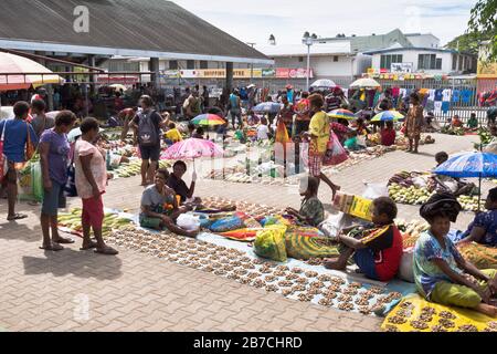 dh lokaler Frauenpflanzenmarkt MADANG PAPUA-NEUGUINEA Verkauf von Obst Gemüse Anzeigen von Produkten Erdnüsse Früchte Menschen png Stockfoto