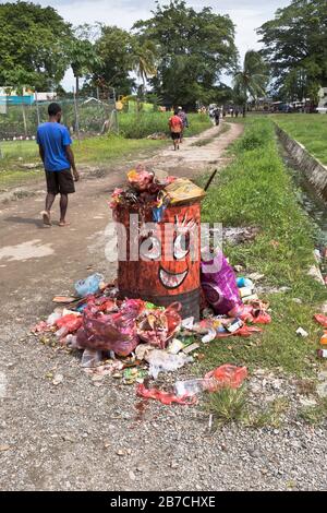 dh MADANG PAPUA-NEUGUINEA lokale Männer gehen Weg Abfalleimer mit Betel-Saft Flecken Menschen Abfall Stockfoto