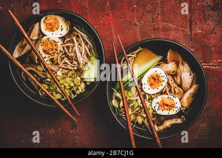 Japanische Ramensuppe mit Huhn und Shiitake-Pilzen in Schüsseln Stockfoto