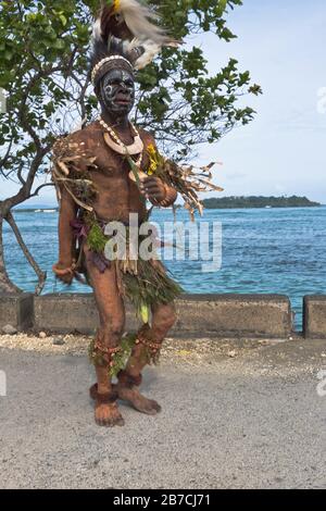 dh Port PNG heimisch willkommen WEWAK PAPUA-NEUGUINEA traditioneller Führer willkommen Kreuzfahrtschiffbesucher Menschen Tourismus Stammeskleidung Stockfoto