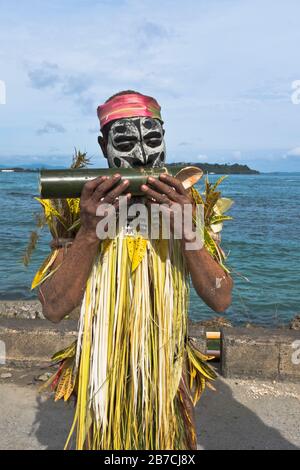 dh Port PNG nativen willkommen WEWAK PAPUA-NEUGUINEA traditionelle Flöte begrüßen Musik Besucher Menschen Tourismus Stammeskleiderkultur Stockfoto