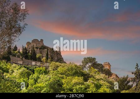 Alte Gebäude in Eze Steigen aus Treetops Stockfoto