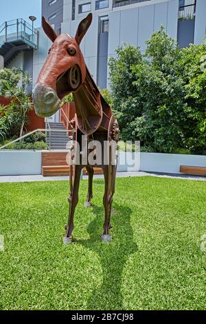 Mechanische Pferdestahlskulptur ein Kunstwerk aus Stahl und recycelten Teilen. Das Hotel befindet sich in Chatswood Sydney, Australien. Stockfoto