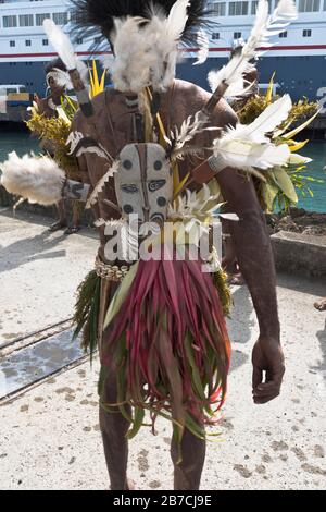 dh Port PNG heimisch willkommen WEWAK PAPUA-NEUGUINEA traditionelles Feder-Stammeskleid, das Besucher von Kreuzfahrtschiffen willkommen heißt Stockfoto