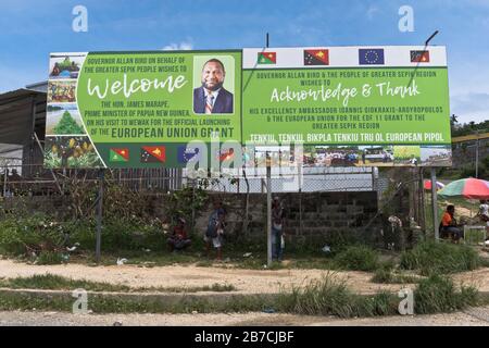 dh WEWAK PAPUA-NEUGUINEA Kommunalpolitiker auf Willkommensschild Stockfoto