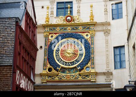 Uhr, genannt Gros Horloge, in Rouen, Normandie, Frankreich. Stockfoto