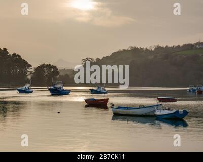 Blick auf den Fluss Brazo Mayor und die Gezeitenmarschen Pombo in San Vicente de la Barquera, Kantabrien, Spanien Stockfoto