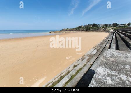 Stadt Saint Lunaire, Frankreich. Malerischer Sommerblick auf Saint Lunaire's Plage de Longchamp Stockfoto