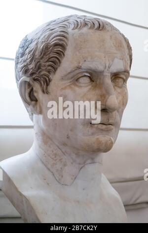 Eine Büste von Julius Cesar im Archäologischen Nationalmuseum von Neapel, Italien Stockfoto