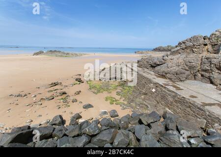 Stadt Saint Lunaire, Frankreich. Malerischer Sommerblick auf Saint Lunaire's Plage de Longchamp. Stockfoto