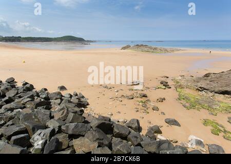 Stadt Saint Lunaire, Frankreich. Malerischer Sommerblick auf Saint Lunaire's Plage de Longchamp. Stockfoto