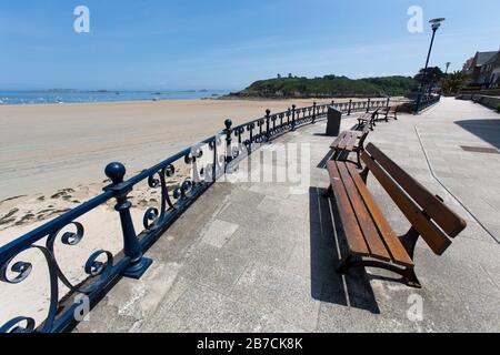 Stadt Saint Lunaire, Frankreich. Malerischer Sommerblick auf die Grande Plage Esplanade in der Rue de la Grève. Stockfoto