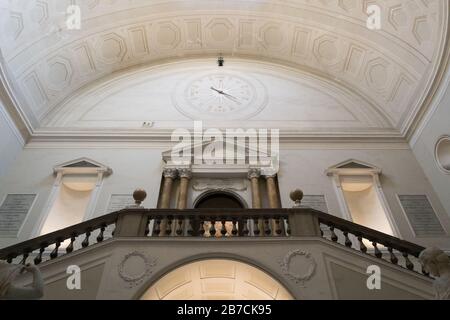 Die große Treppe im Archäologischen Nationalmuseum in Neapel, Italien. Stockfoto