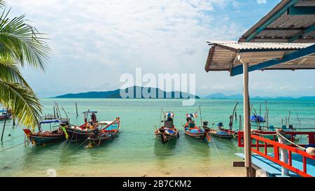 Ko Samui, Thailand - 2. Januar 2020: Authentische thailändische Fischerboote, die an einem hellen Tag am Strand von Thong Krut in der Nähe der französischen Bäckerei ankerten Stockfoto