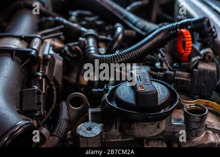 Lemberg, Ukraine - 03. März 2020: Nahaufnahme des Turbomotors mit Öleinfüllstutzen zur Schmierung der Innenteile und der Turbine 2020 Stockfoto