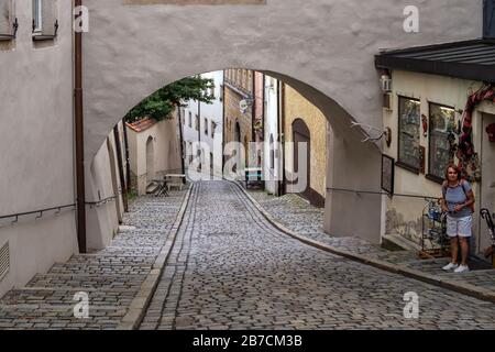 PASSAU, DEUTSCHLAND - JULY12, 2019: Hübsche gepflasterte Straße in der Altstadt Stockfoto