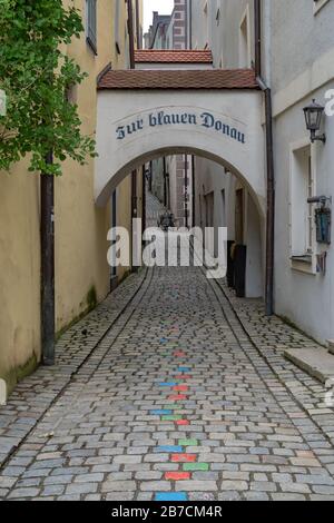 PASSAU, DEUTSCHLAND - JULY12, 2019: Hübsche gepflasterte Straße in der Altstadt Stockfoto