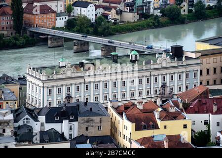 PASSAU, DEUTSCHLAND - JULY12, 2019: Blick auf die Alte Bischofsresidenz am Inn aus den Hügeln über der Stadt Stockfoto