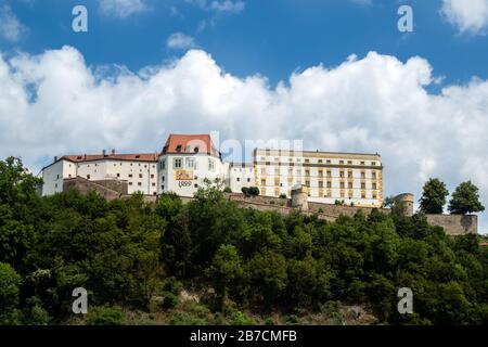 PASSAU, DEUTSCHLAND - JULY12, 2019: Panoramablick auf die Veste Oberhaus - eine der größten erhaltenen Burgen Europas Stockfoto