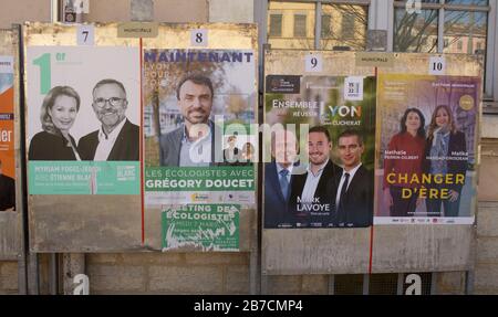 Lyon, Frankreich. März 2020. Einige Plakate für Kandidaten in der heutigen ersten Runde der lokalen Wählerliste außerhalb eines Wahllokals in Lyon, Frankreich. Credit: James Colburn/ZUMA Wire/Alamy Live News Stockfoto