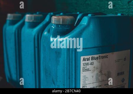 Lemberg, Ukraine - 03. März 2020: Motoröl in blauen Kanistern bei einem Autoservice 2020 Stockfoto