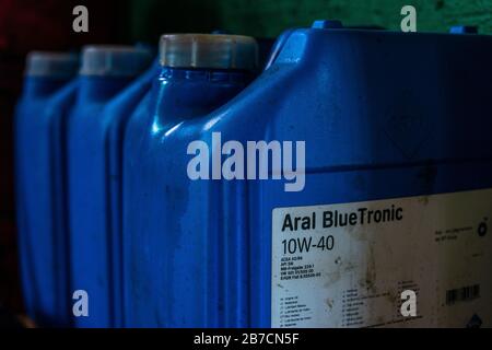 Lemberg, Ukraine - 03. März 2020: Motoröl in blauen Kanistern bei einem Autoservice 2020 Stockfoto