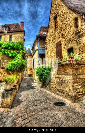 Stadt Sarlat-la-Caneda, Frankreich. Blick auf die Rue des Trois Conilsin, die sich im südlichen Bereich der mittelalterlichen Stadt in der Nähe der südlichen Befestigungsmauern befindet. Stockfoto