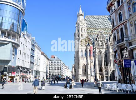 Wien, Österreich. März 2020. Die österreichische Regierung wird die Verpflegung und den Einzelhandel ab Montag einschränken. Schließen Sie Geschäfte, die für die Lieferung nicht erforderlich sind. Lebensmittelgeschäfte, Apotheken, Banken, Tabakgeschäfte, Tankstellen und einige andere Geschäfte sind weiterhin geöffnet. Der Touristenhotspot Stephansplatz ist fast menschenleer. Kredit: Franz Perc / Alamy Live News Stockfoto