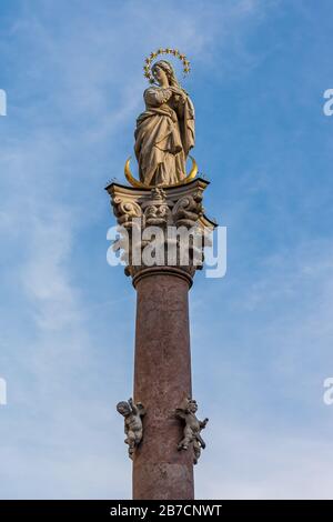 Die St.-Annen-Säule steht in der Innenstadt von Innsbruck an der Maria Theresien Straße. Stockfoto