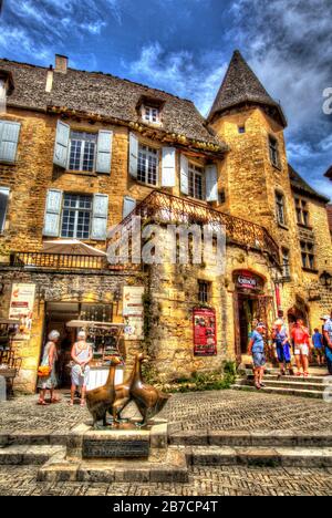 Stadt Sarlat-la-Caneda, Frankreich. Künstlerische Sicht auf Sarlats Place du marché des Trois Oies. Stockfoto