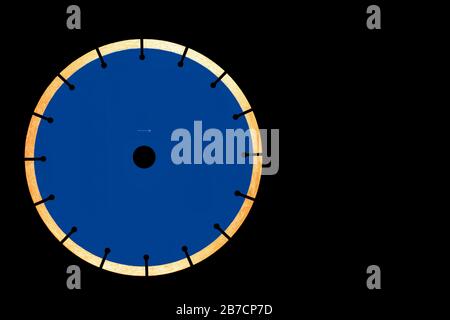 Klassische blaue Trennscheibe mit Rautendurchmesser 230 mm, zum Schneiden von Beton und Stahlbeton isoliert auf schwarzem Hintergrund, Kopierraum. Stockfoto