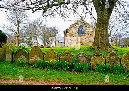 Linie der Grabsteine, Kirche St. Mary Magdalena, Trimdon Village, County Durham Stockfoto