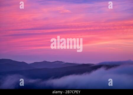 Wunderschönes Foto der Dämmerung einer Bergkette Stockfoto