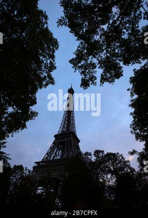 Silhouette des Eiffelturms mit Bäumen im Vordergrund in Paris, Frankreich, Europa Stockfoto